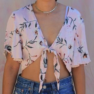 ❌SOLD❌ Somedays Lovin floral tie crop top